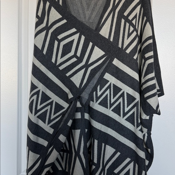 Forever 21 Gray Geometric Poncho/Sweater - Picture 5 of 6